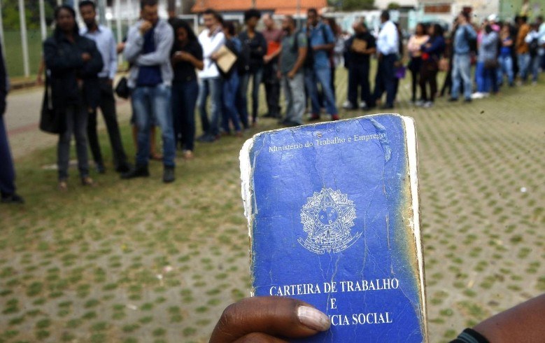 Desemprego cai e atinge 11,9 milhões de pessoas