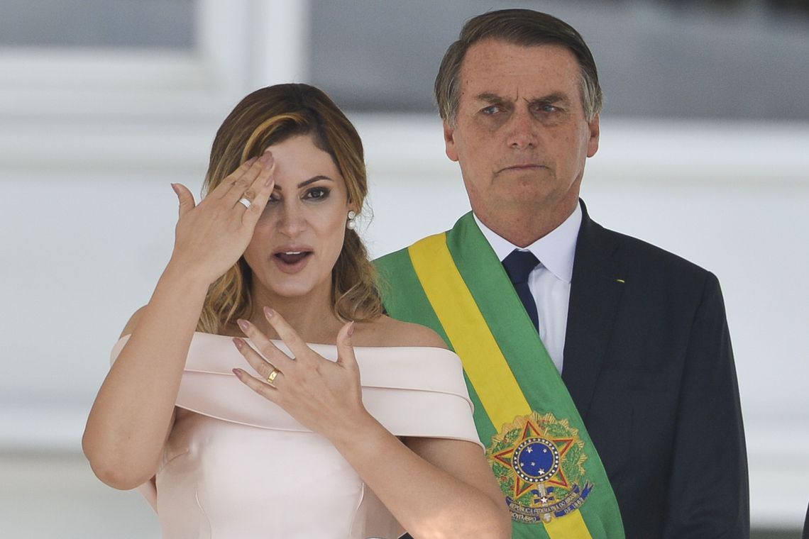 Primeira dama fará cirurgia e não passará réveillon com Bolsonaro e filha