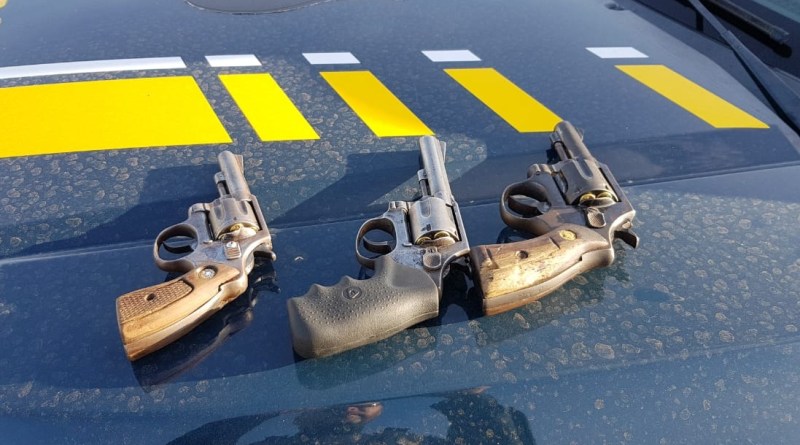 PRF prende 4 homens com veículo roubado, armas e 28 munições