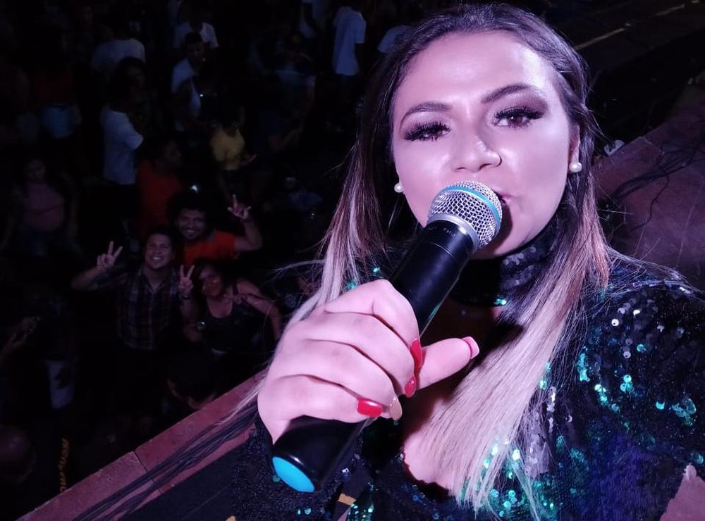 Cantora de forró passa mal no meio de show, desmaia durante apresentação e morre