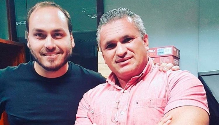 Rachado com os Bolsonaro, deputado do PSL chama filho de presidente de “Carluxa”