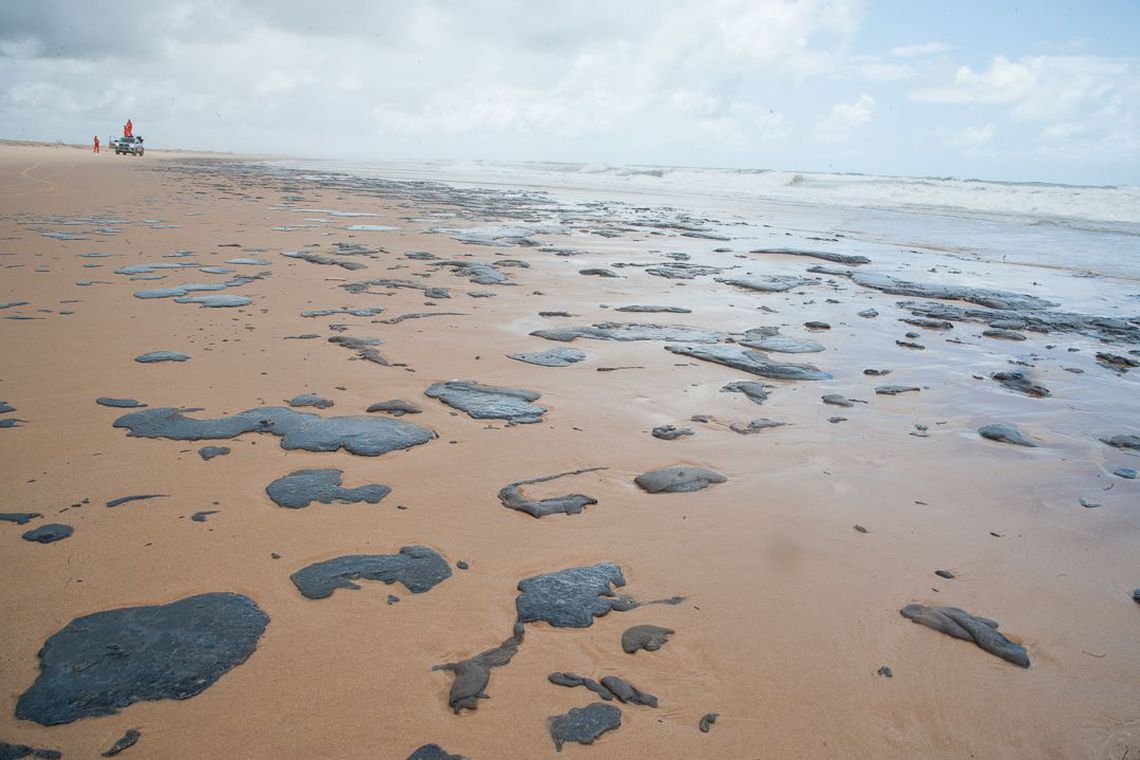 Manchas de óleo voltam a aparecer no litoral do Ceará