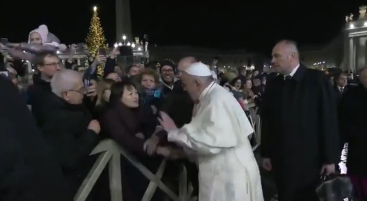 VÍDEO: Papa Francisco se irrita e dá tapa em mulher; assista