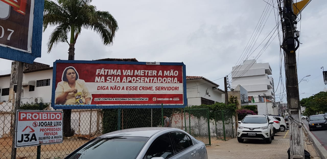 Sindsaúde banca outdoors e ataca Fátima: "Vai meter a mão na sua aposentadoria"
