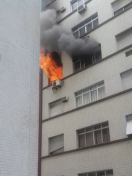 Celular superaquece carregando e causa incêndio que destrói parte de apartamento