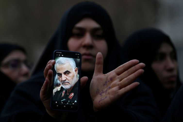 Milhares de pessoas velam general iraniano em funeral