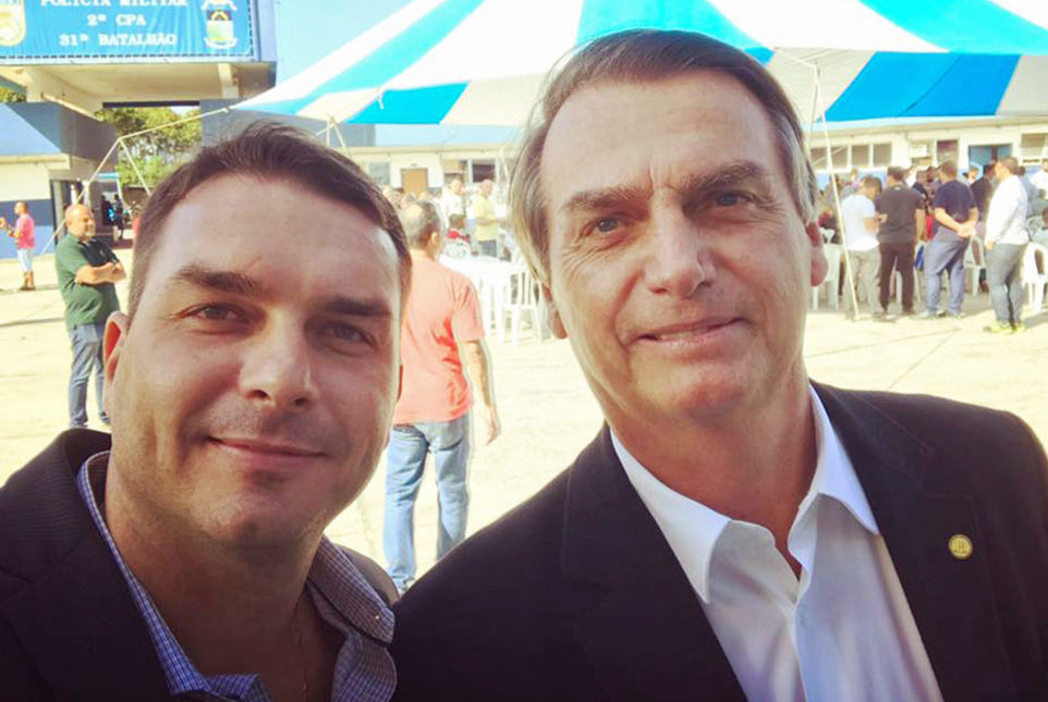 Bolsonaro diz que cancelaria investigações contra Flávio se tivesse esse poder