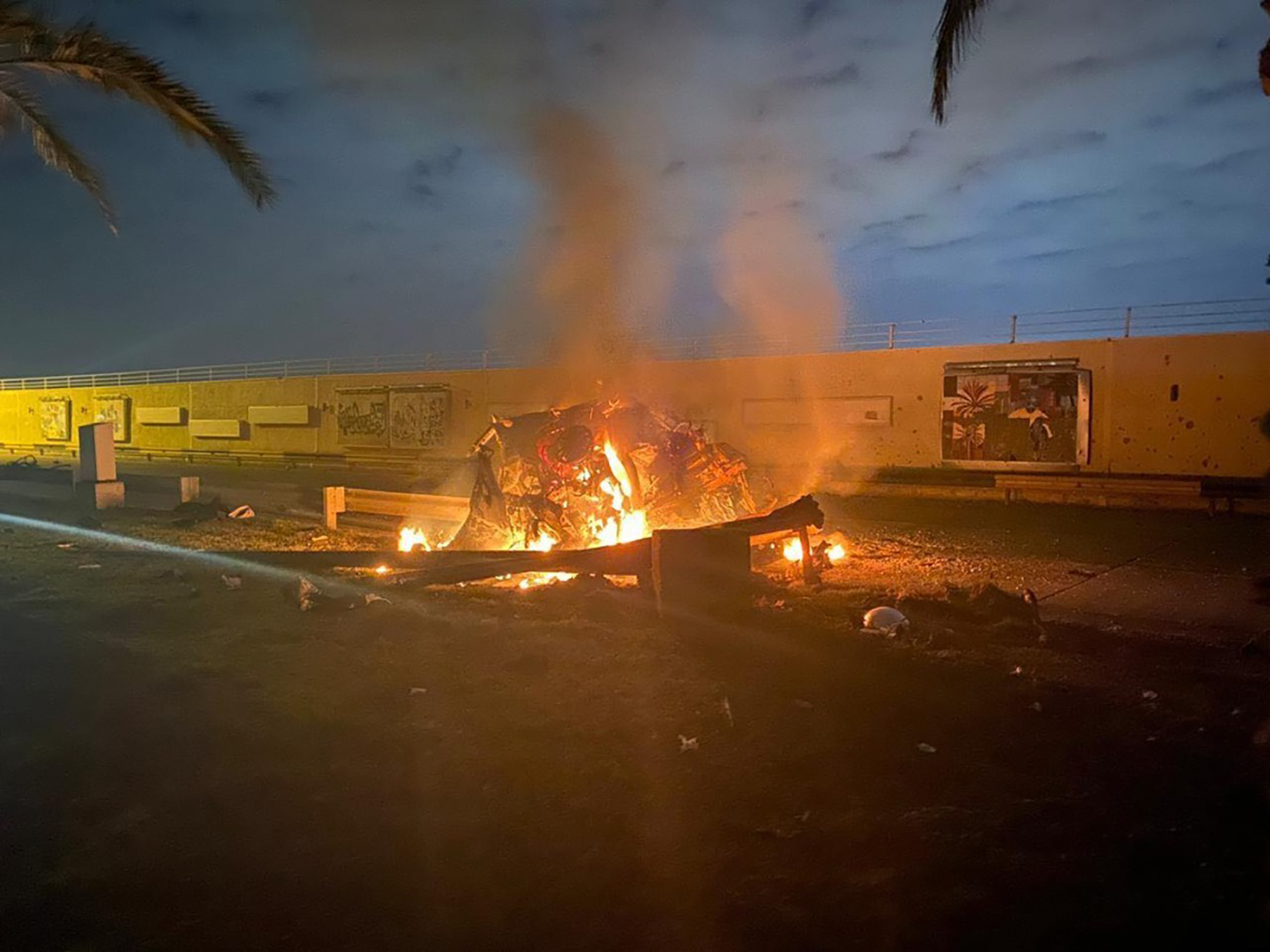 Mais foguetes atingem área de embaixada dos EUA em Bagdá; Trump reitera ameaças