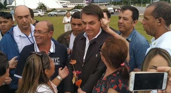 VÍDEO: Bolsonaro recebe puxão de orelha de senhora e segurança reage; assista
