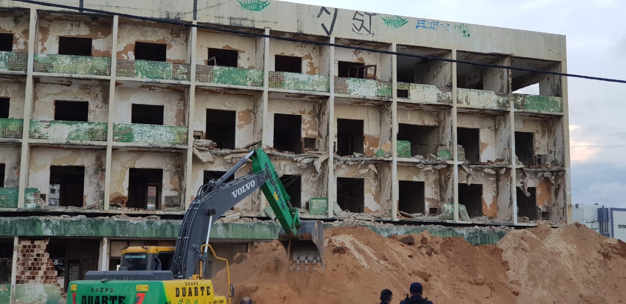 FOTOS: Veja mais imagens da derrubada do Hotel Reis Magos