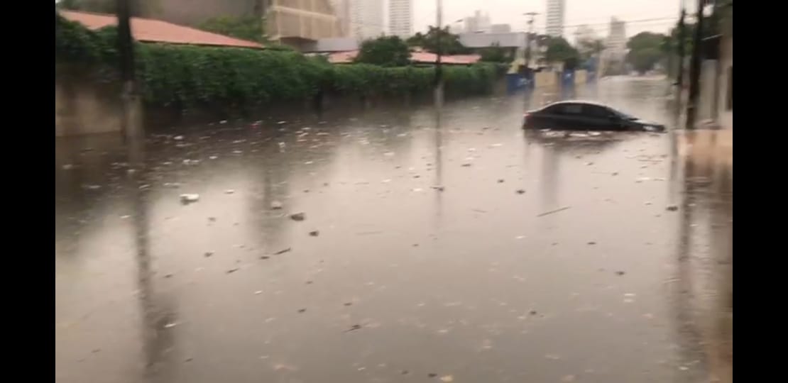 (VÍDEO) Chuva deixa rua totalmente alagada e carro ilhado em Natal; assista
