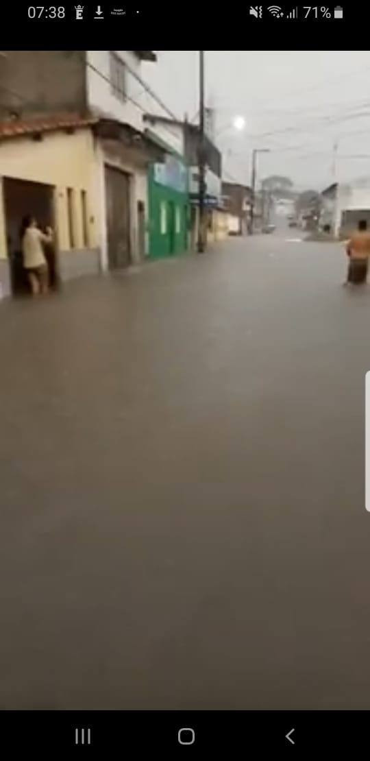(VÍDEO) Água da chuva inunda rua e invade casas na zona Norte de Natal; assista