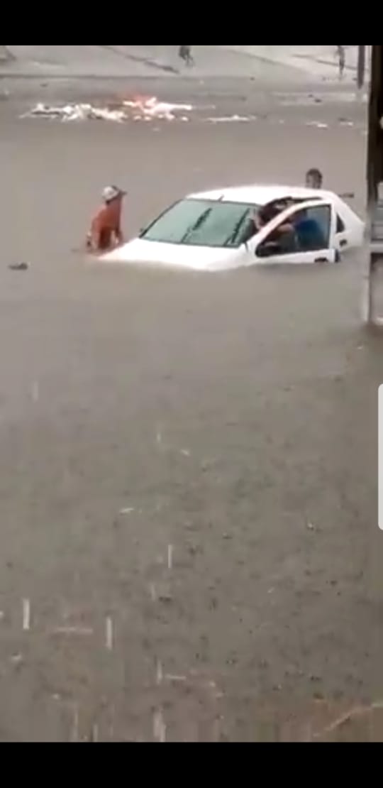 VÍDEO: "Isso é Natal, não é SP", diz morador diante de carro arrastado por chuva