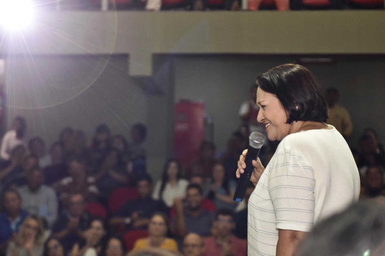Fátima discursa uma hora em lançamento de obra que é de Bolsonaro, diz deputado
