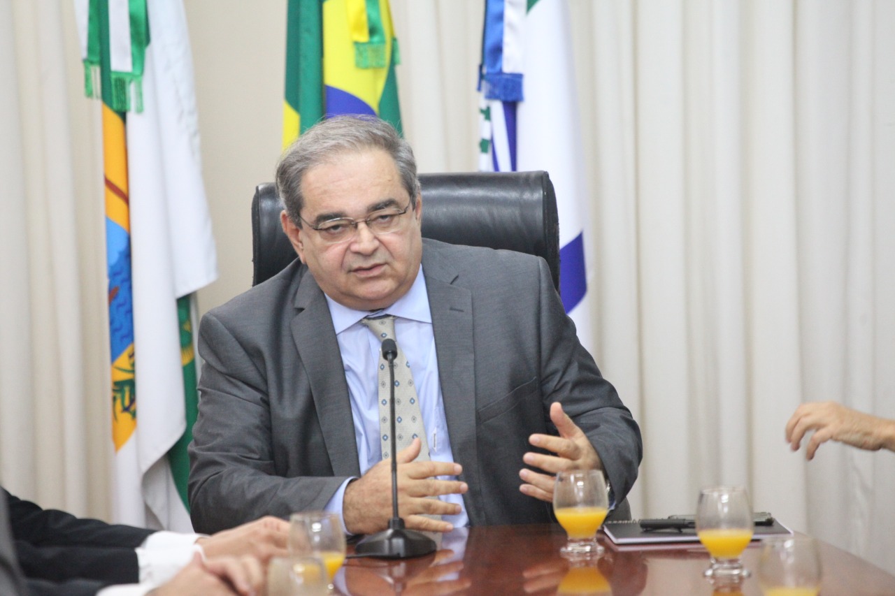 Álvaro Dias viaja ao exterior e passa Prefeitura do Natal a Paulinho Freire