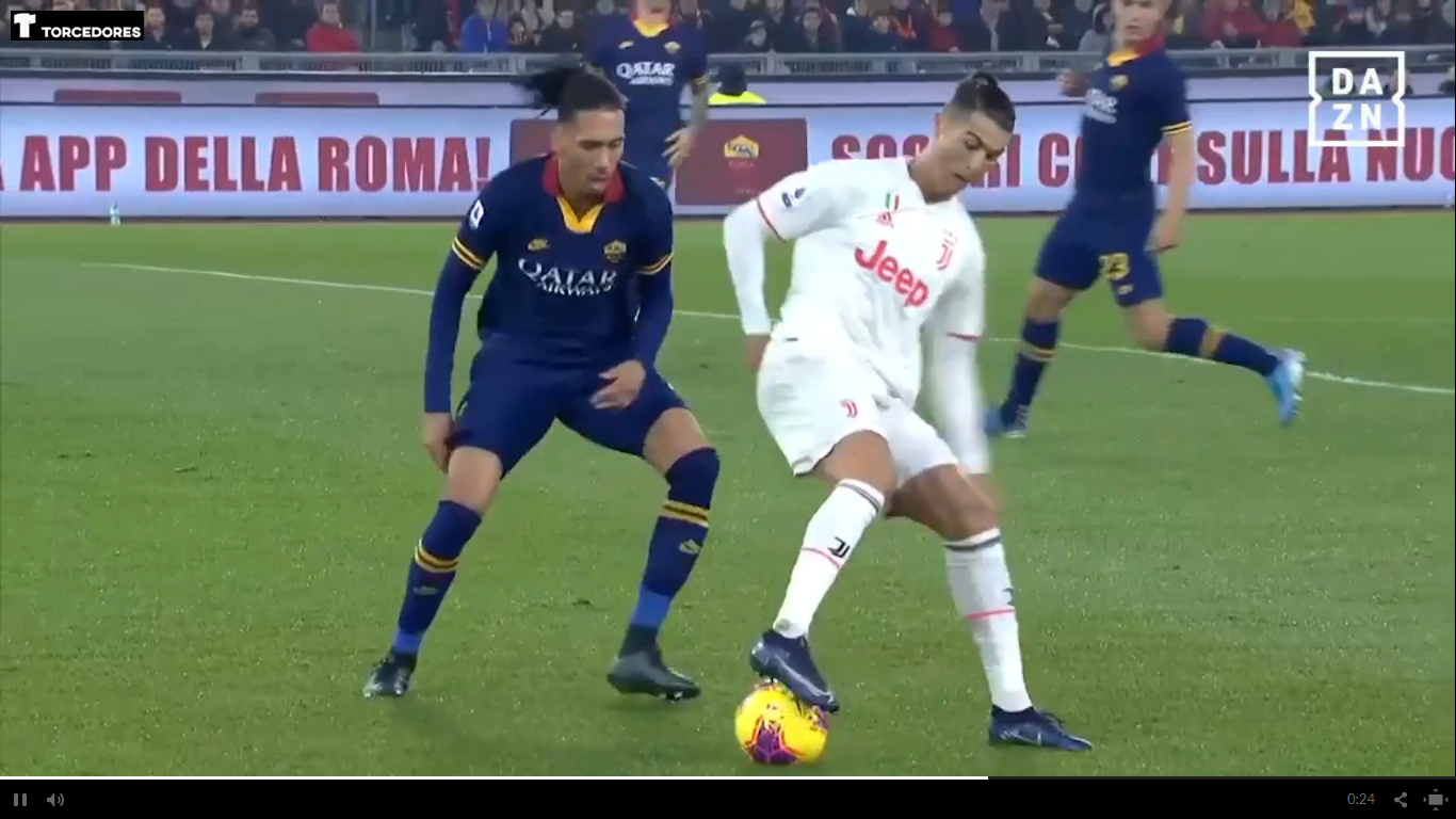 (VÍDEO) CR7 dá drible desconcertante em zagueiro da Roma; assista ao lance