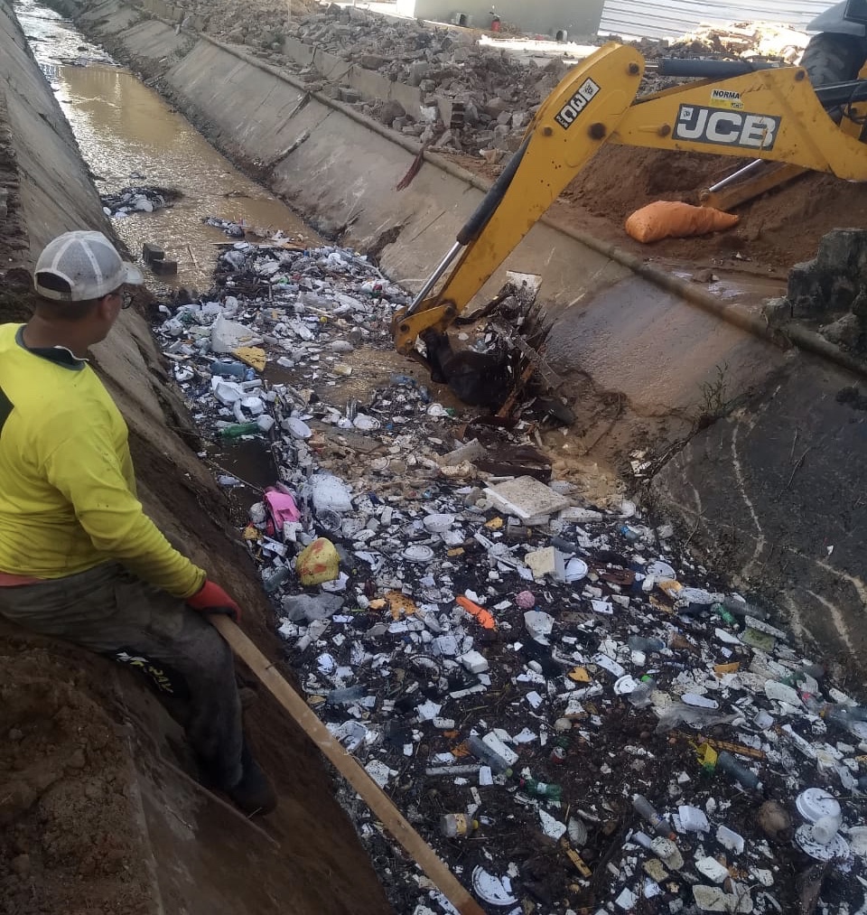Mutirão da Prefeitura retira grande quantidade de lixo do canal do Baldo