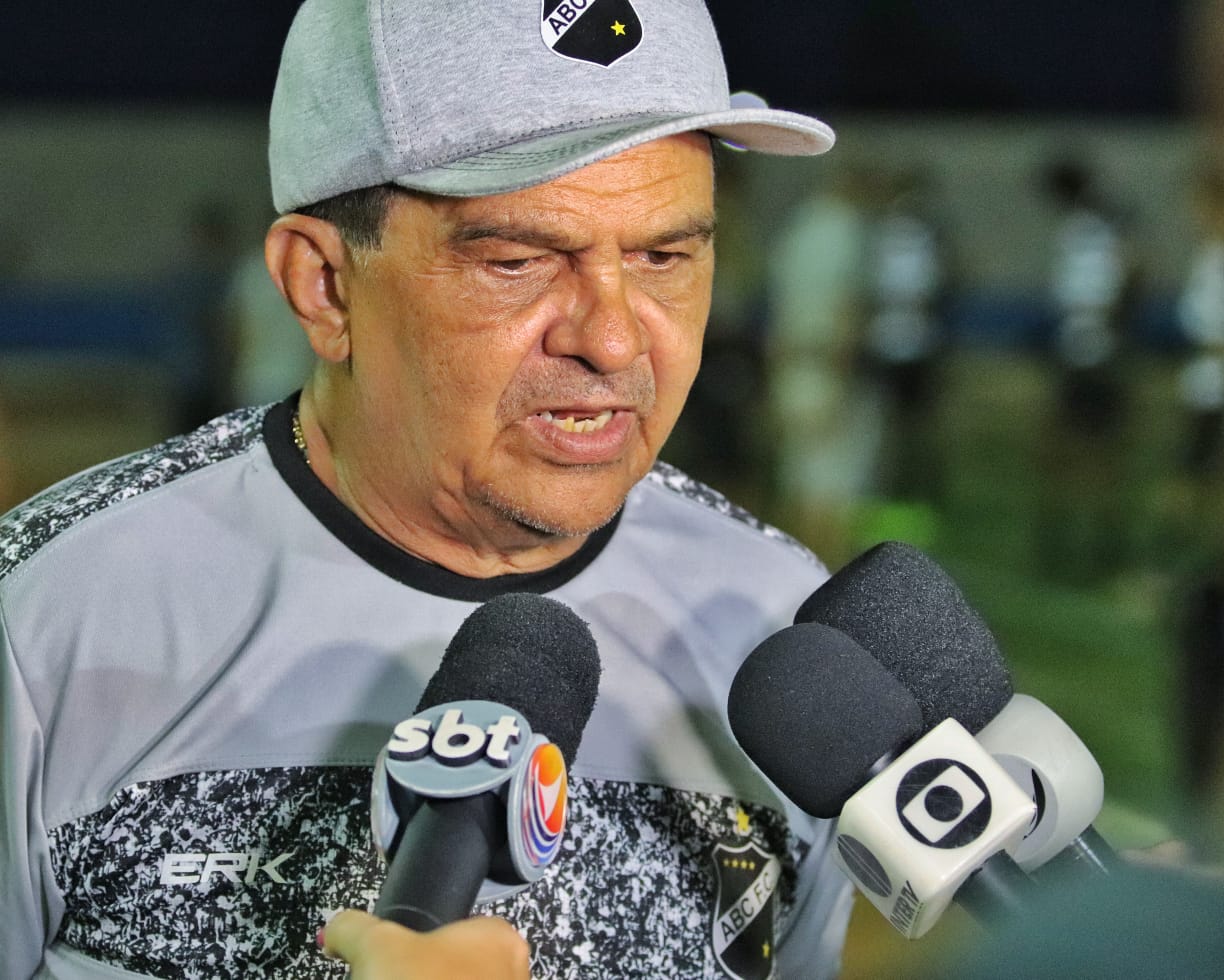 Diá destaca dificuldades do ABC e reclama do gramado do Nazarenão