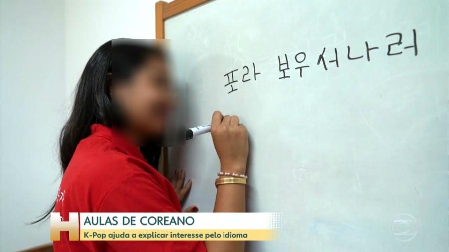 Aluna prega peça em jornal da TV Globo e escreve "Fora Bolsonaro" em coreano