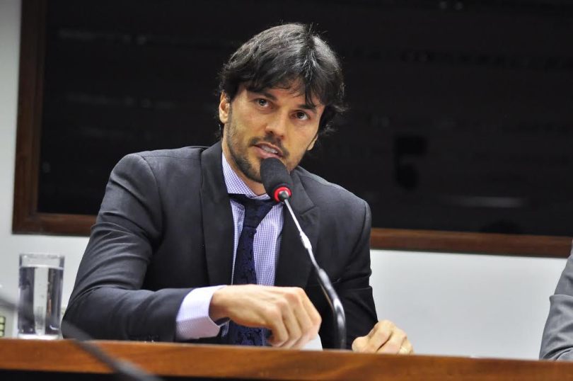 Fábio sobe tom de críticas: Fátima se dedica a fazer greve e tocar fogo em pneu