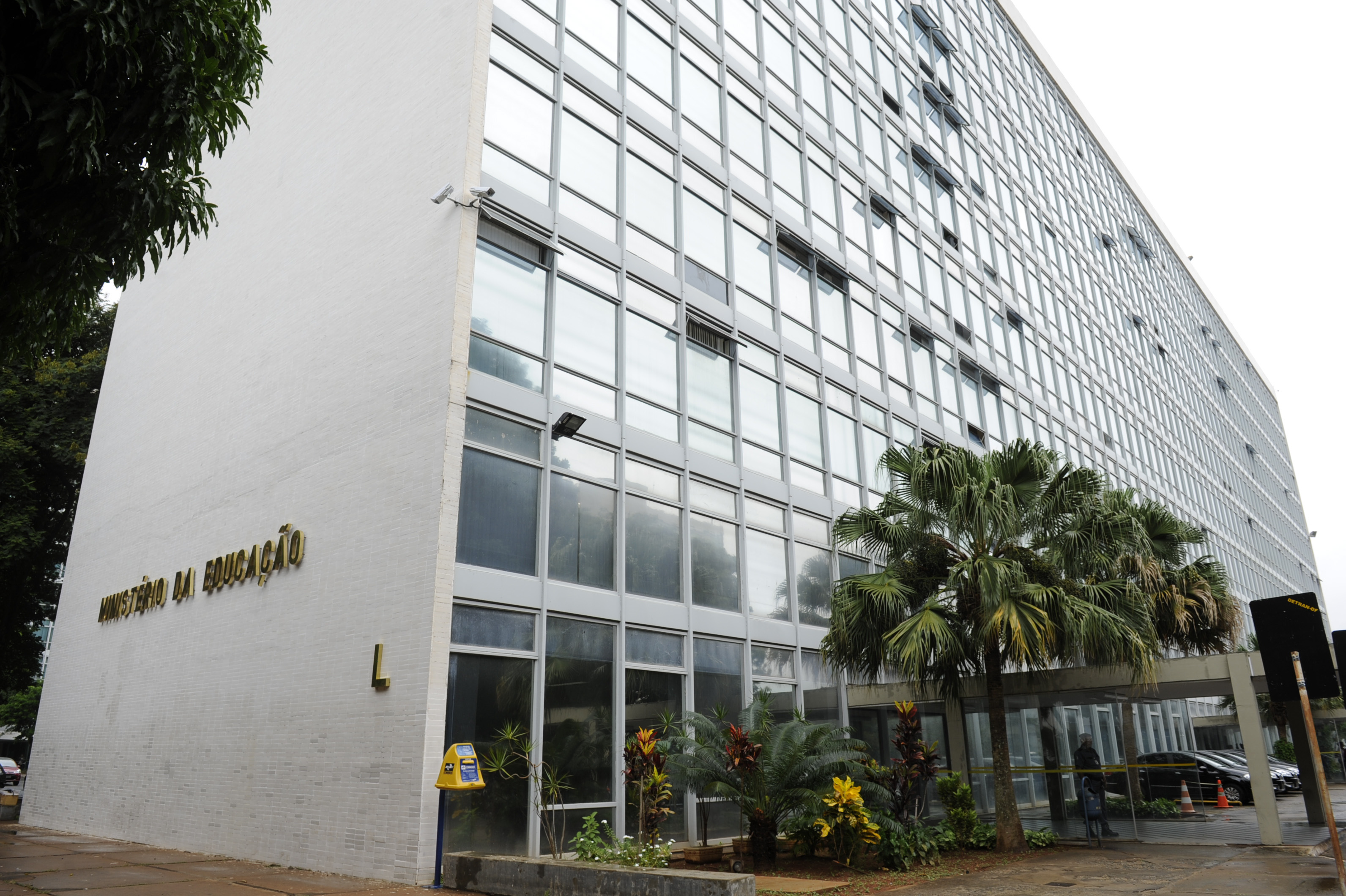Folha: MEC recebe e não usa mais de R$ 1 bilhão recuperado na Lava Jato