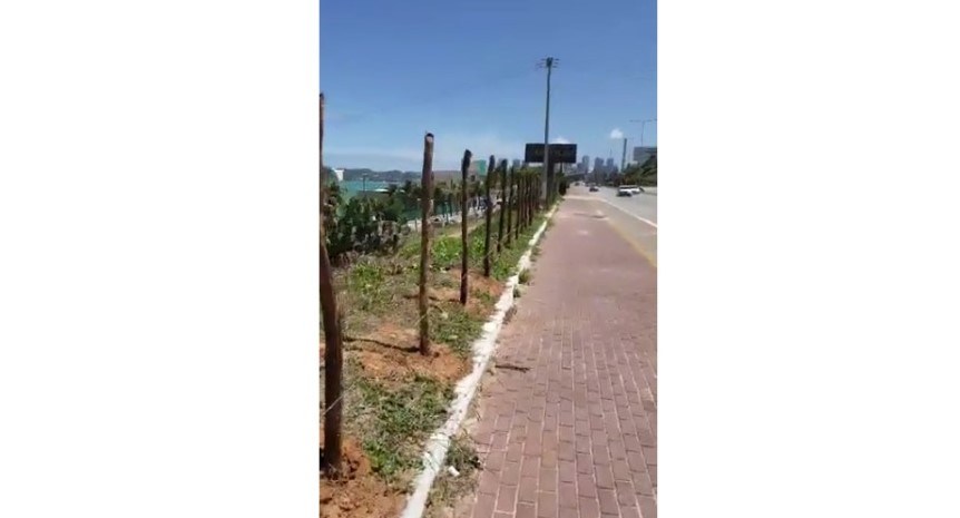 VÍDEO: Homem diz que é dono de terreno e manda cercar beira mar da Via Costeira