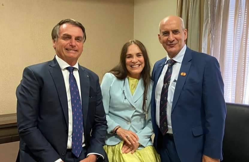 Filho de Bolsonaro considera Regina Duarte "comunista" e é contra sua indicação