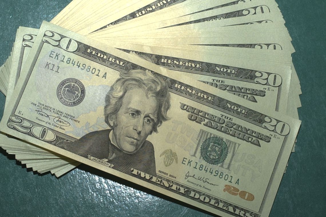 Dólar ultrapassa R$ 4,20 e fecha no maior valor do ano
