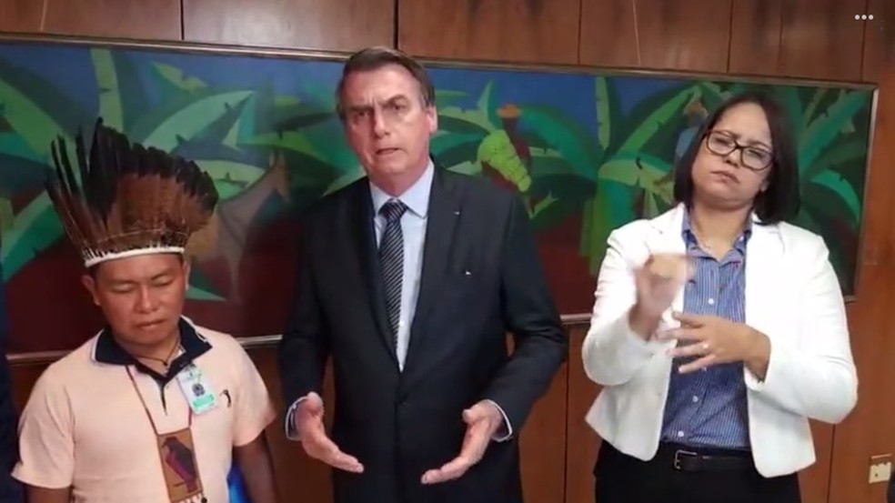 "Índio tá evoluindo, cada vez mais é ser humano igual a nós", diz Bolsonaro