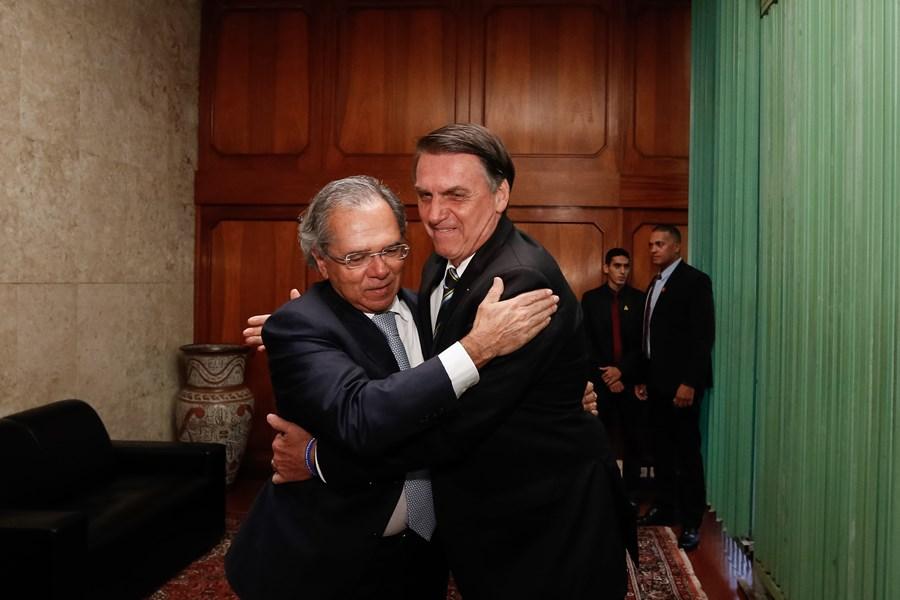 Bolsonaro: 'Paulo Guedes, te sigo 99%, mas aumento de imposto para cerveja, não'
