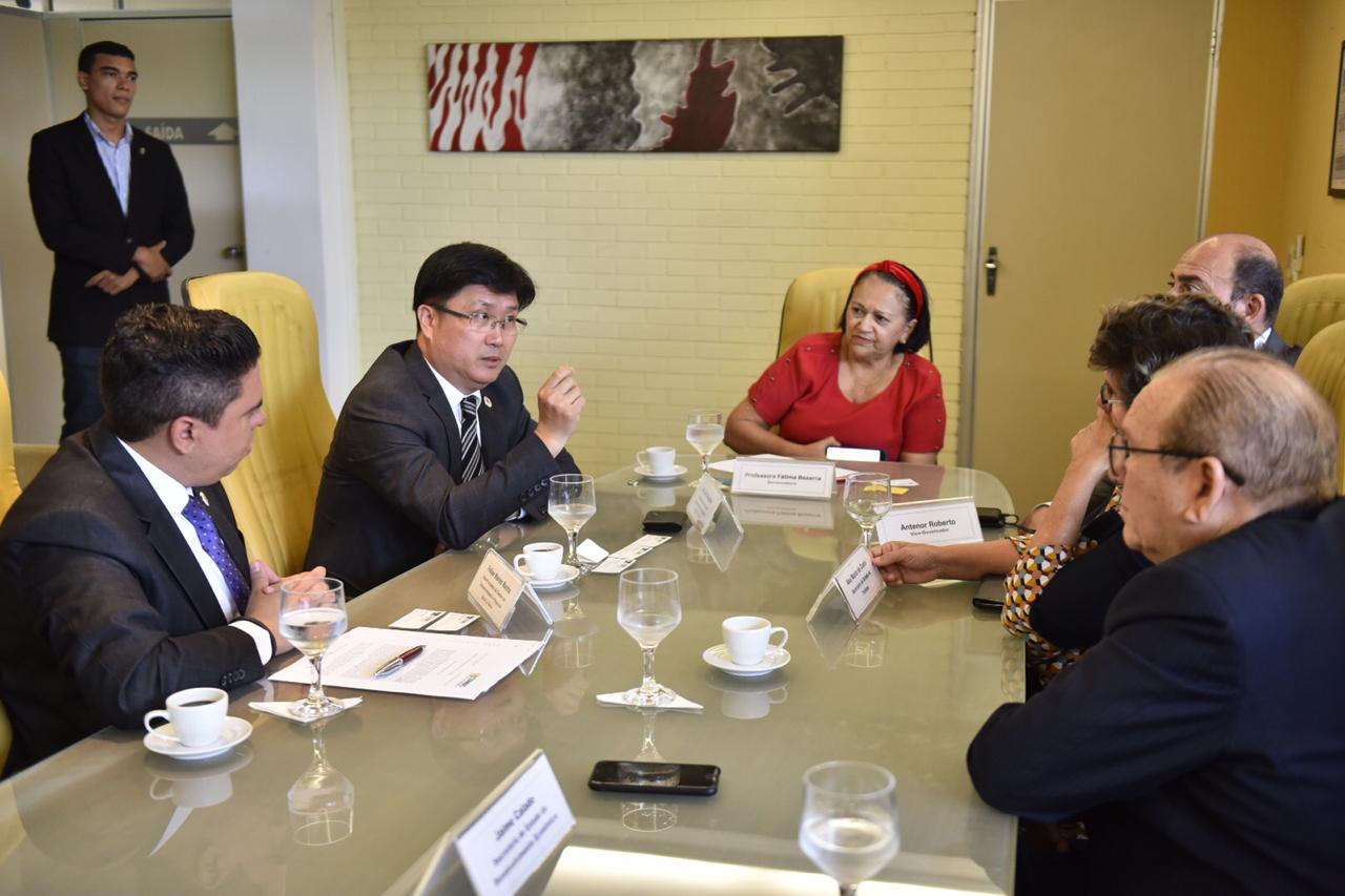 Fátima Bezerra oferece a chineses investimentos em metrô e VLT no RN