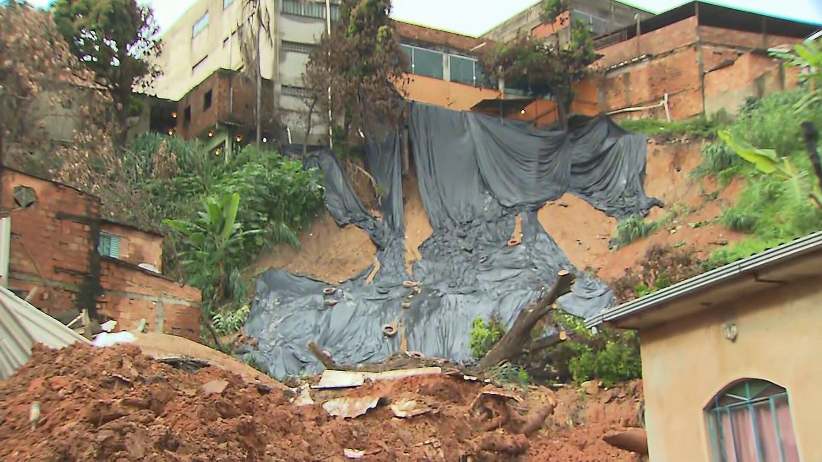 Enchentes e deslizamentos provocam 38 morte em MG