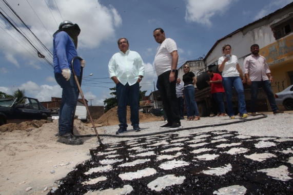 Prefeito de Natal instala gabinete na zona Norte e visita obras na região