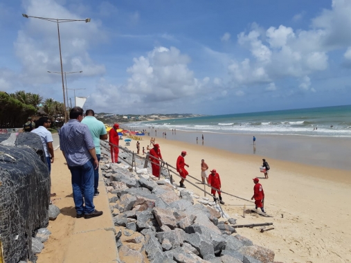 Prefeitura retira acessos precários à praia de Ponta Negra