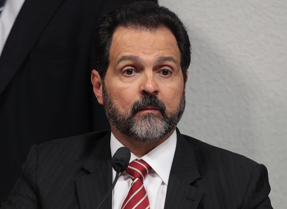 Justiça bloqueia R$ 12 milhões de ex-governador do PT