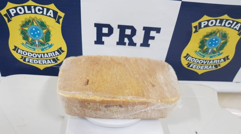 PRF prende homem que escondia barra de crack de 1 kg e seguia para Caicó