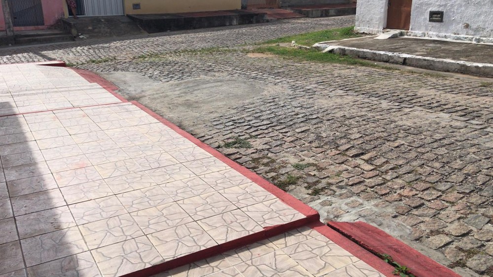 Homem entra em luta corporal com assaltante e leva tiro no pescoço