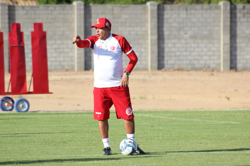 Waguinho Dias não confirma dois nomes para clássico contra ABC neste domingo