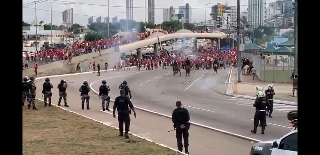(VÍDEO) Torcedores entram em confronto com a PM antes de ABC e América; assista