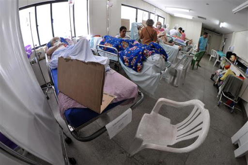 Walfredo Gurgel amanhece com 96 pacientes em macas nos corredores, diz Sindsaúde
