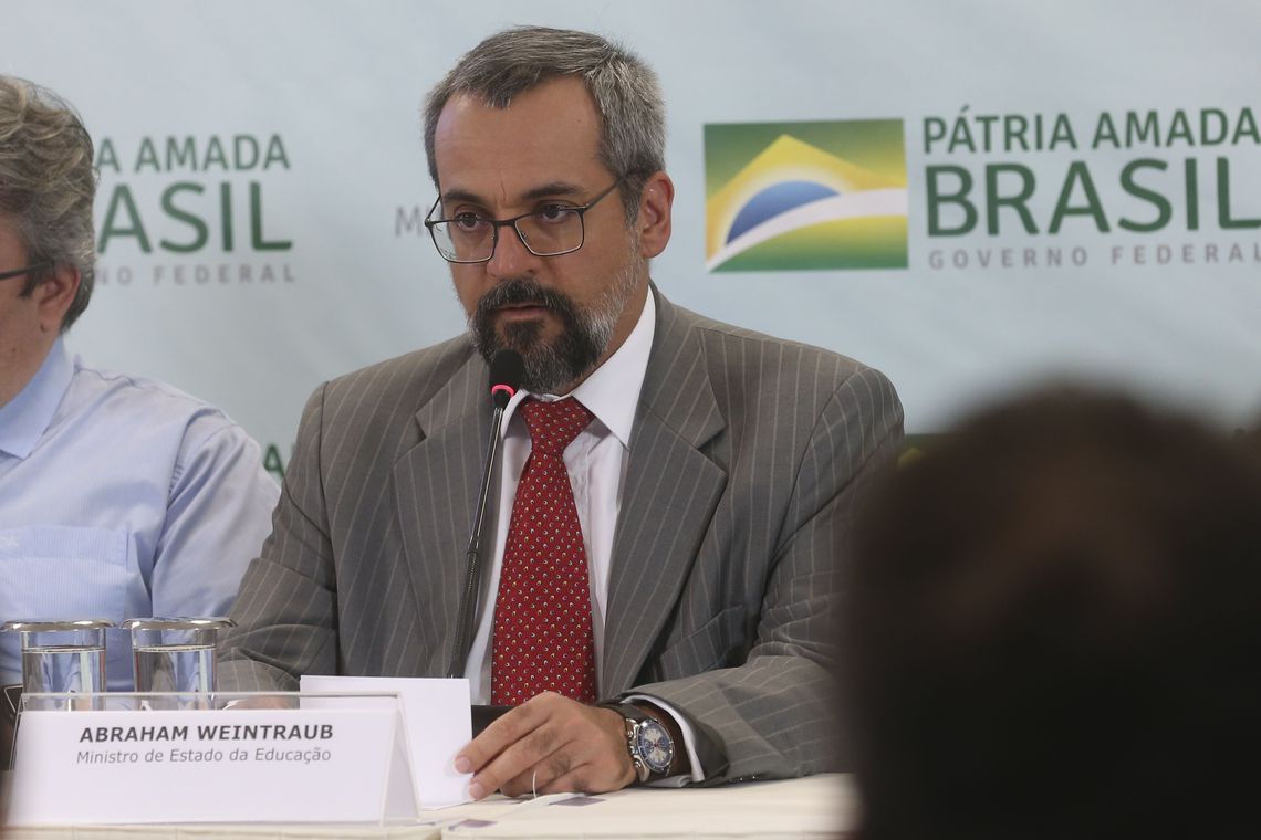 Comissão aprova convite para ministro falar sobre problemas no Enem