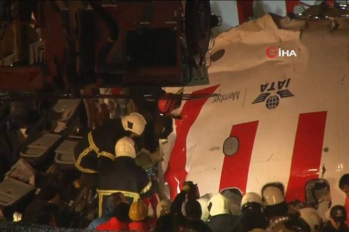 Avião com 183 passageiros se parte em três ao aterrissar em Istambul