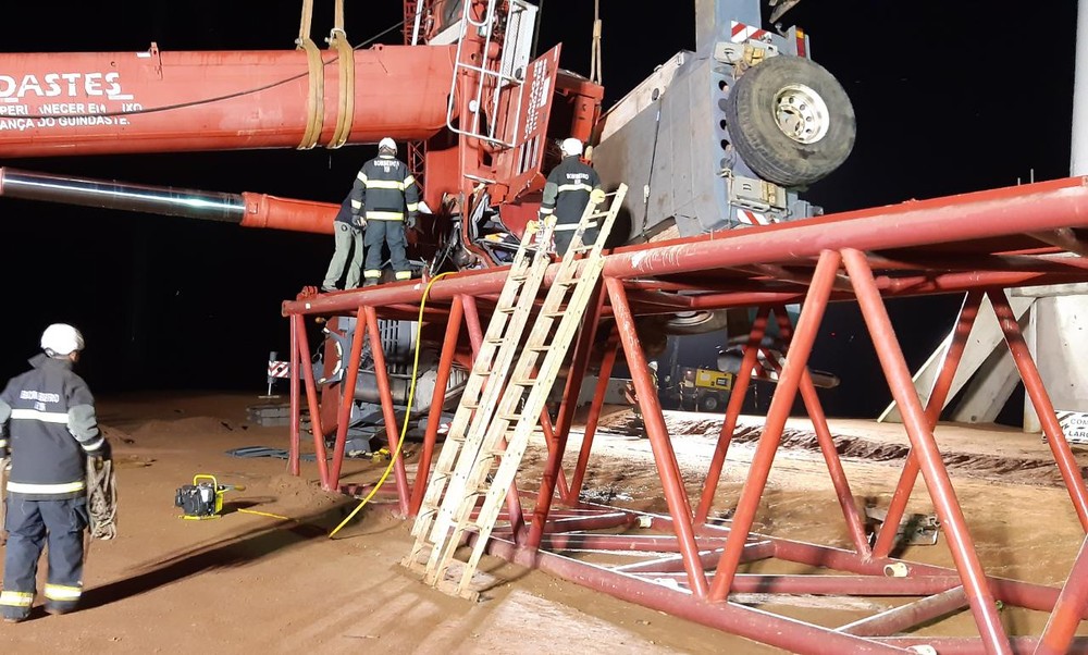 Operador morre prensado após guindaste tombar em obra de parque eólico no RN