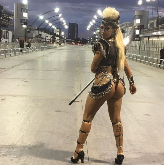 Rainha de bateria bate a cabeça e é internada sem conseguir mexer as pernas