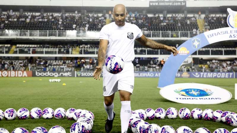 Filho diz que Pelé está abatido por problemas de saúde e não quer sair de casa