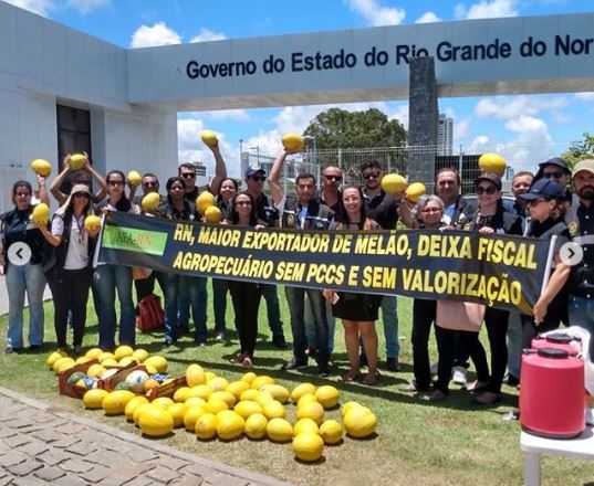Fiscais agropecuários jogam melões no chão e pedem valorização ao Governo Fátima