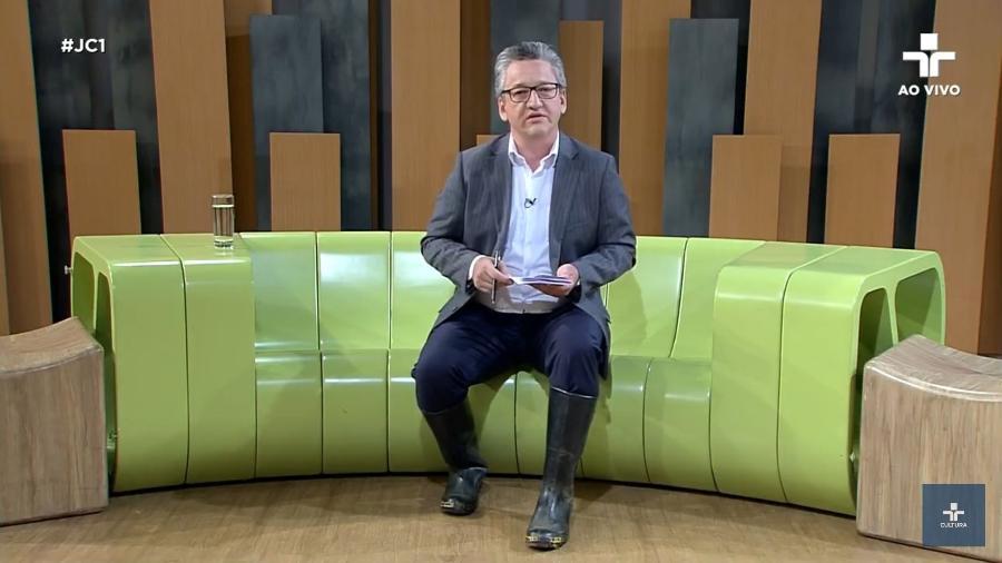 Chuva em SP: Estúdio de TV alaga e âncora apresenta jornal de galocha; veja