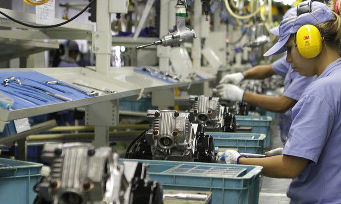 Falta de trabalhador qualificado afeta metade das indústrias no país