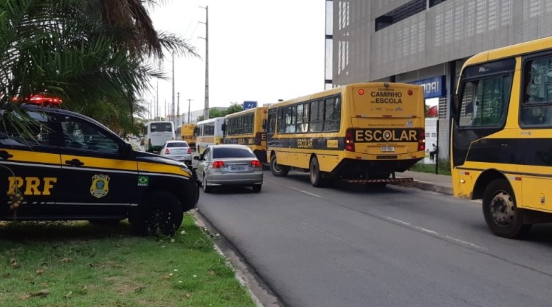 PRF realiza fiscalização e recolhe 12 veículos de transporte escolar em Natal