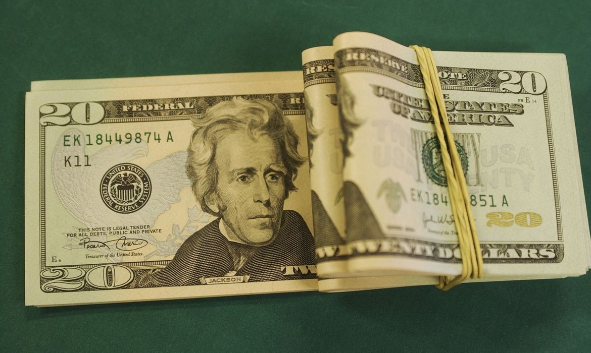 Dólar fecha a R$ 4,326, no maior nível desde criação do real